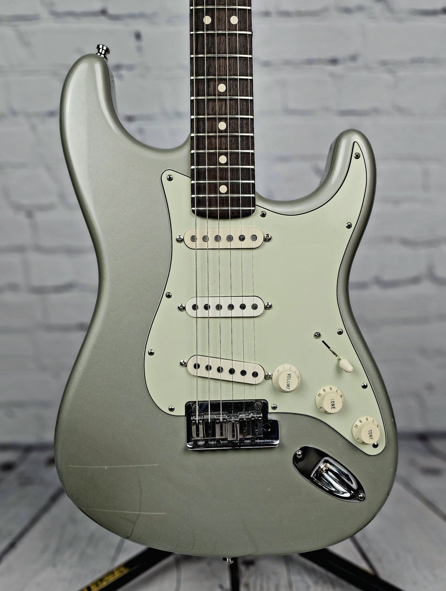 USED 2009 Fender Custom Shop Stratocaster Deluxe 6 String Electric Guitar Inca Silver