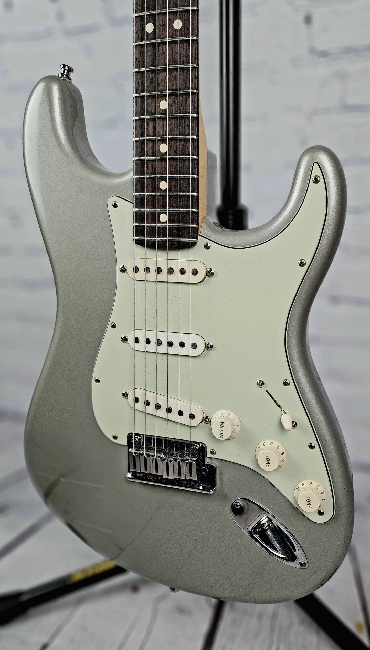 USED 2009 Fender Custom Shop Stratocaster Deluxe 6 String Electric Guitar Inca Silver