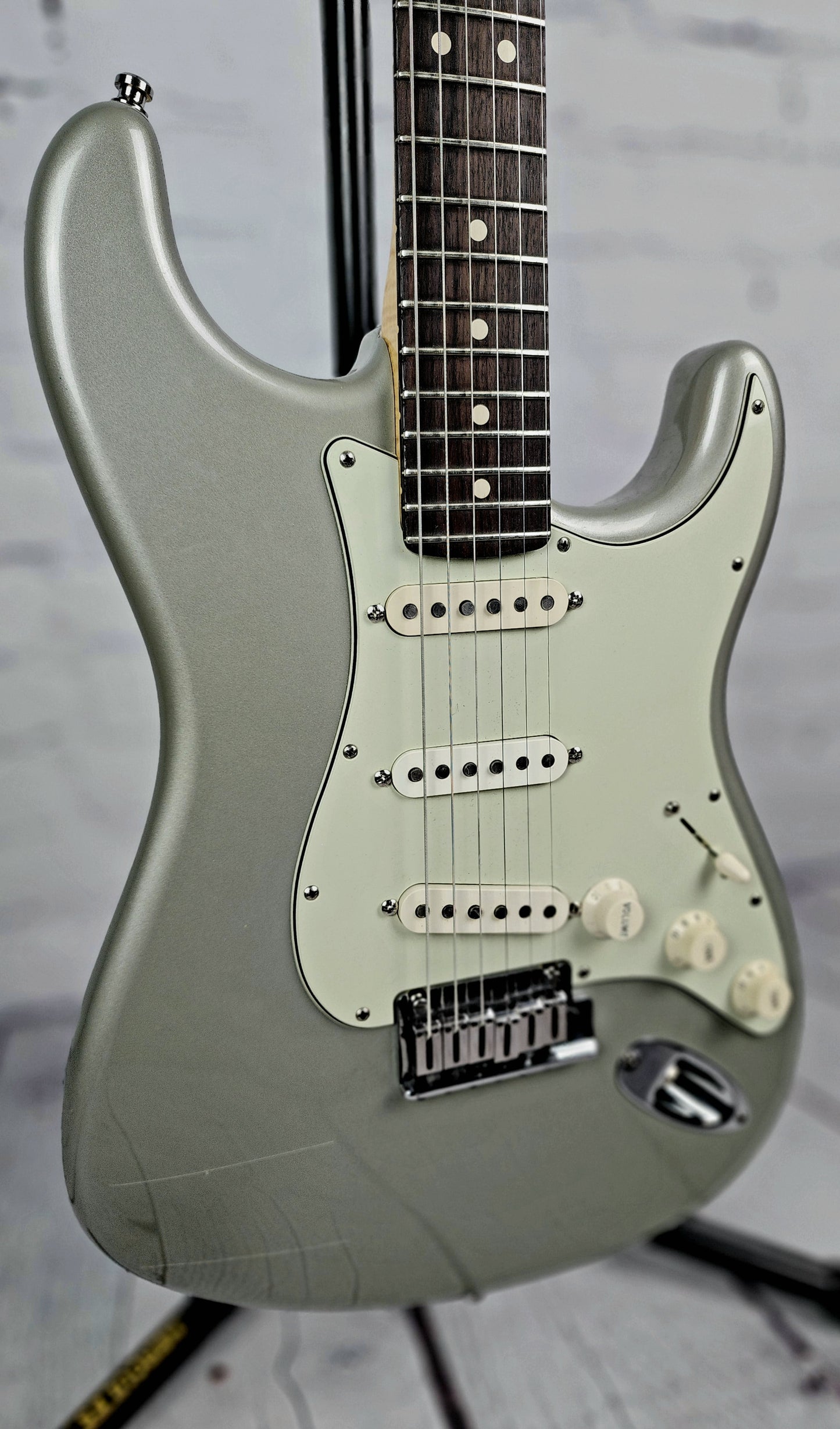 USED 2009 Fender Custom Shop Stratocaster Deluxe 6 String Electric Guitar Inca Silver