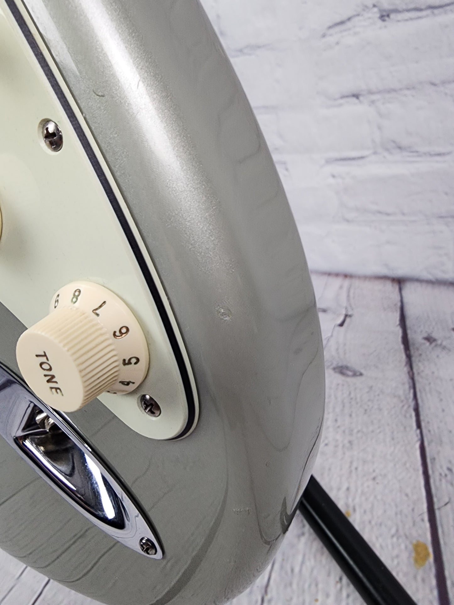 USED 2009 Fender Custom Shop Stratocaster Deluxe 6 String Electric Guitar Inca Silver