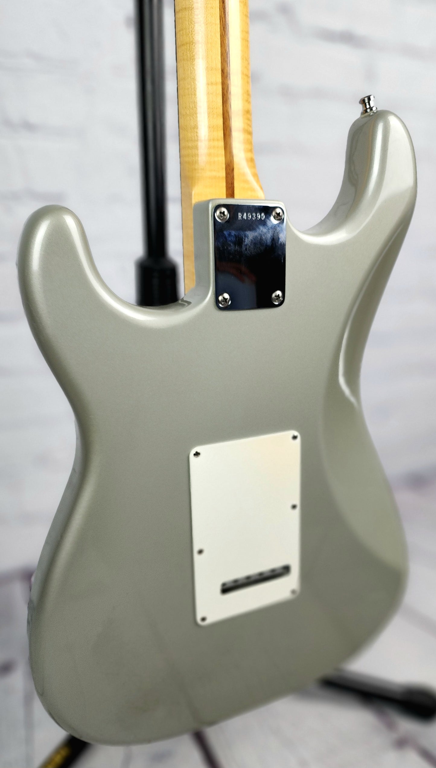 USED 2009 Fender Custom Shop Stratocaster Deluxe 6 String Electric Guitar Inca Silver