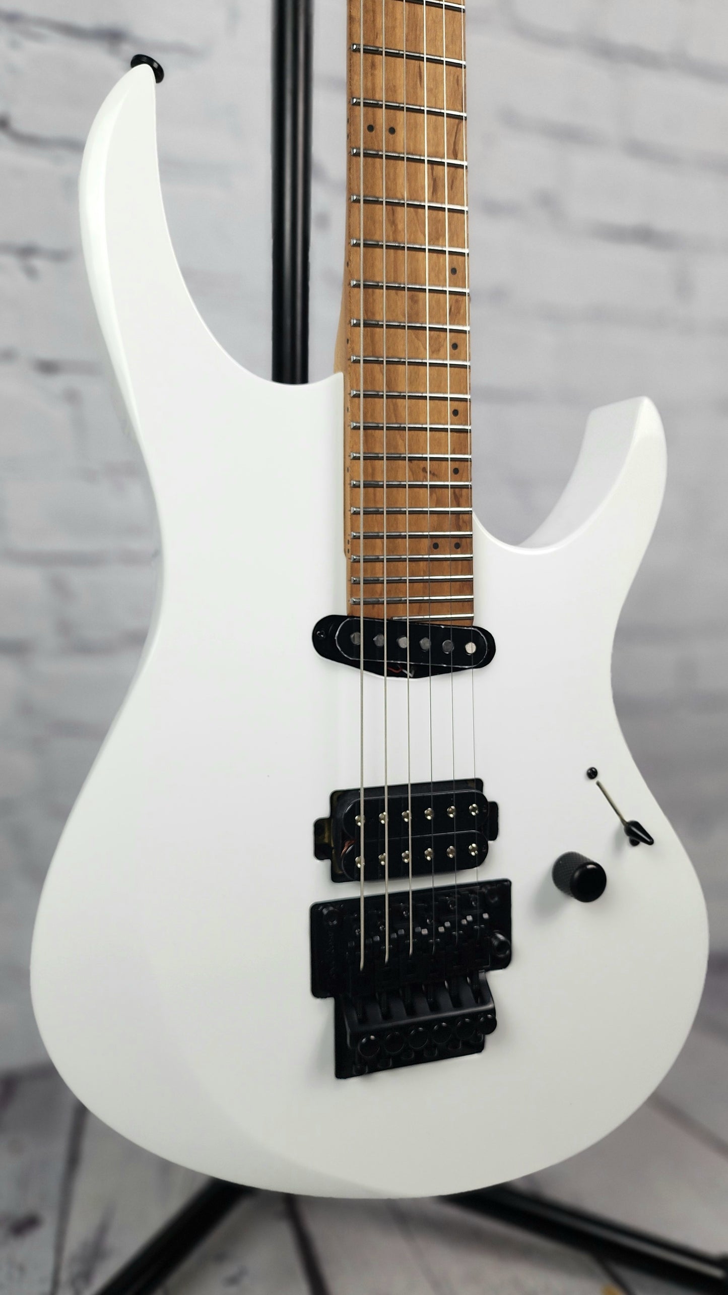 Balaguer Select Diablo Retro 27 6 String Electric Guitar Gloss Solid White Floyd