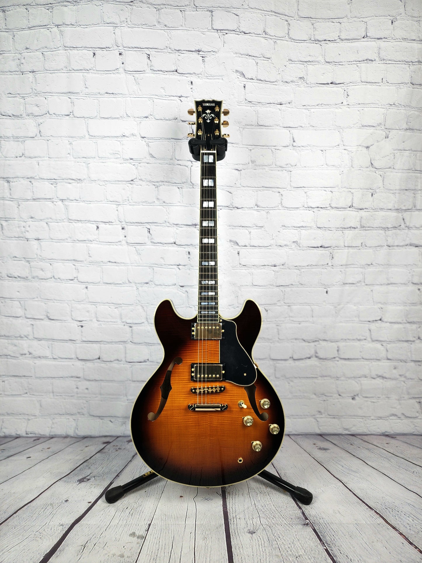 Yamaha SA2200 BS Japan Crafted Semi-Hollow Electric Guitar Brown Sunburst