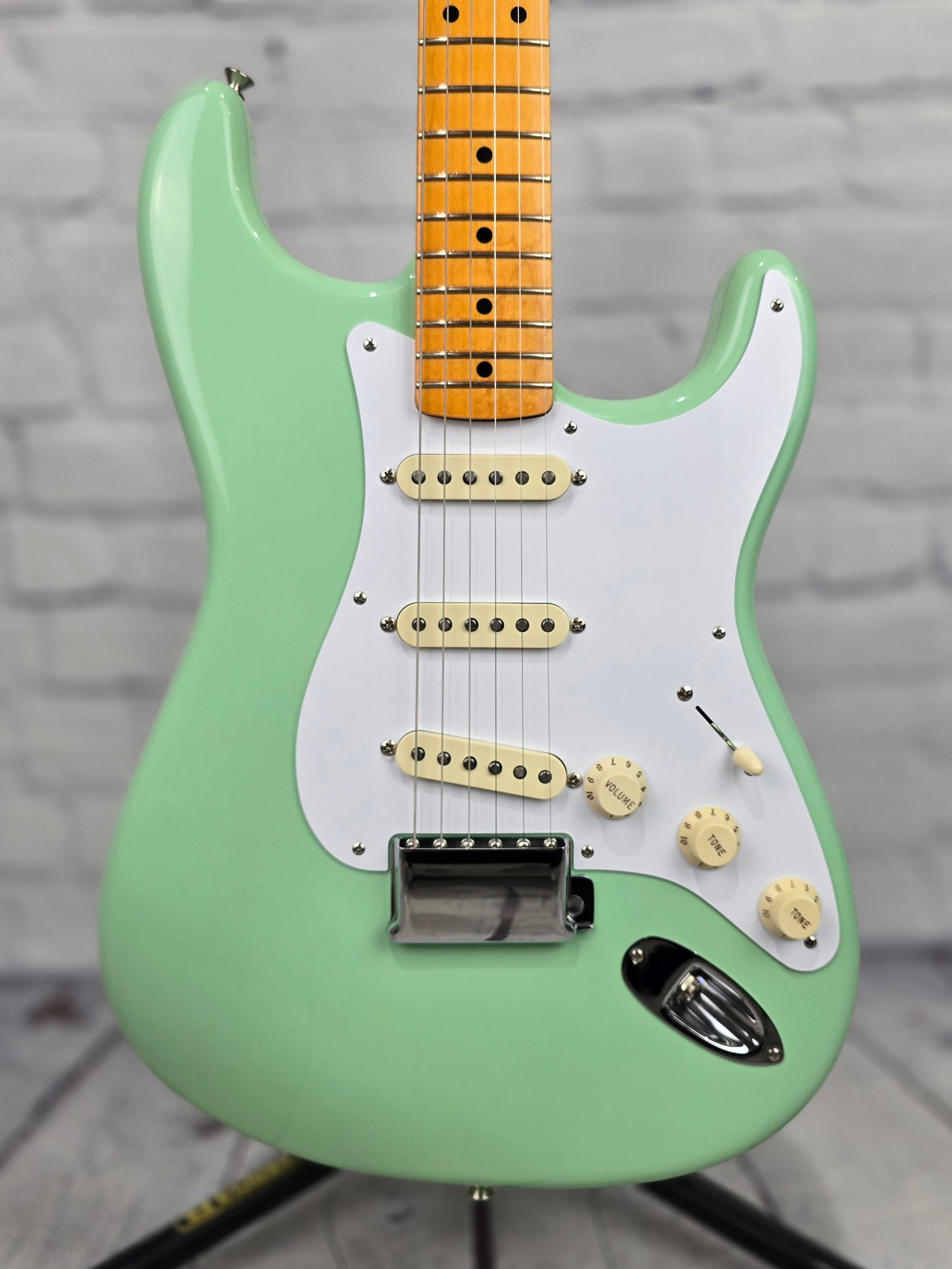 USED Fender American Vintage Reissue 1957 Stratocaster Electric Guitar Surf Green Maple