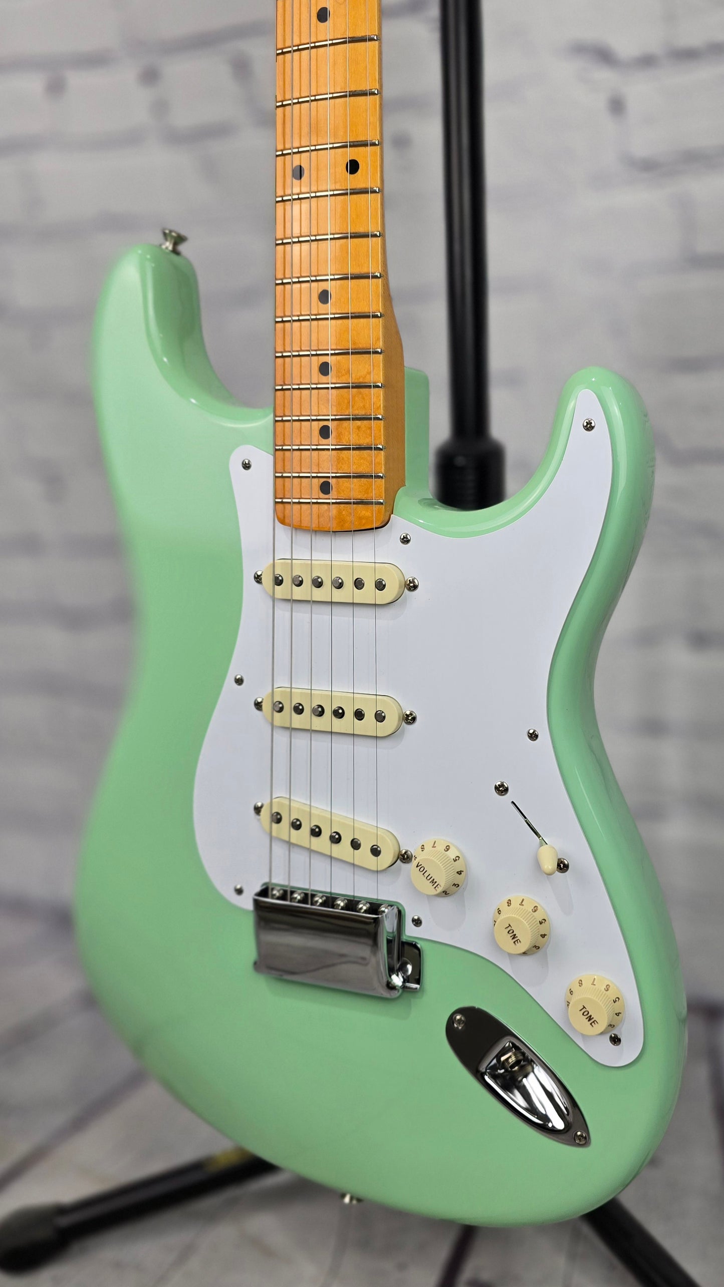 USED Fender American Vintage Reissue 1957 Stratocaster Electric Guitar Surf Green Maple