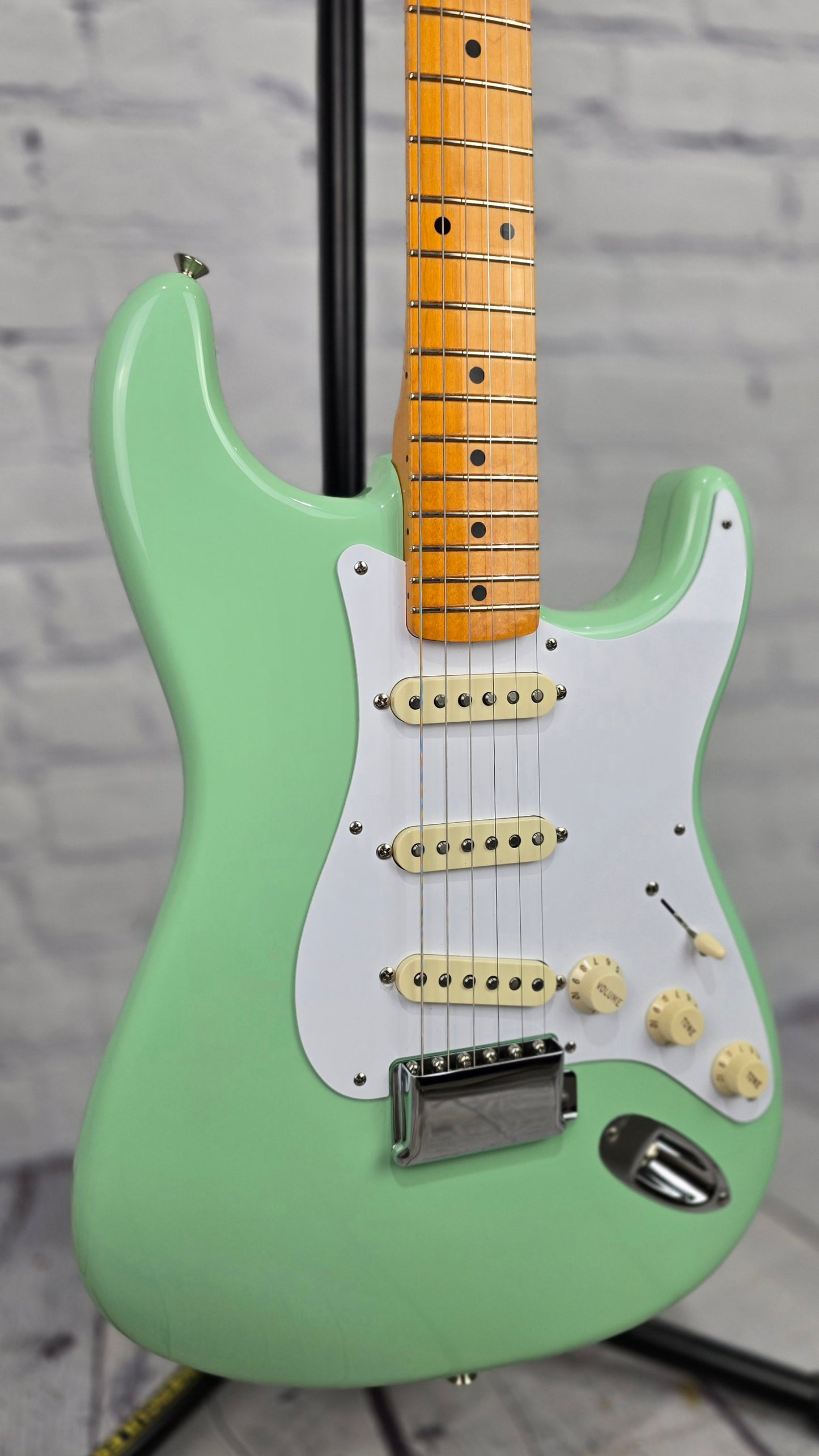 USED Fender American Vintage Reissue 1957 Stratocaster Electric Guitar Surf Green Maple