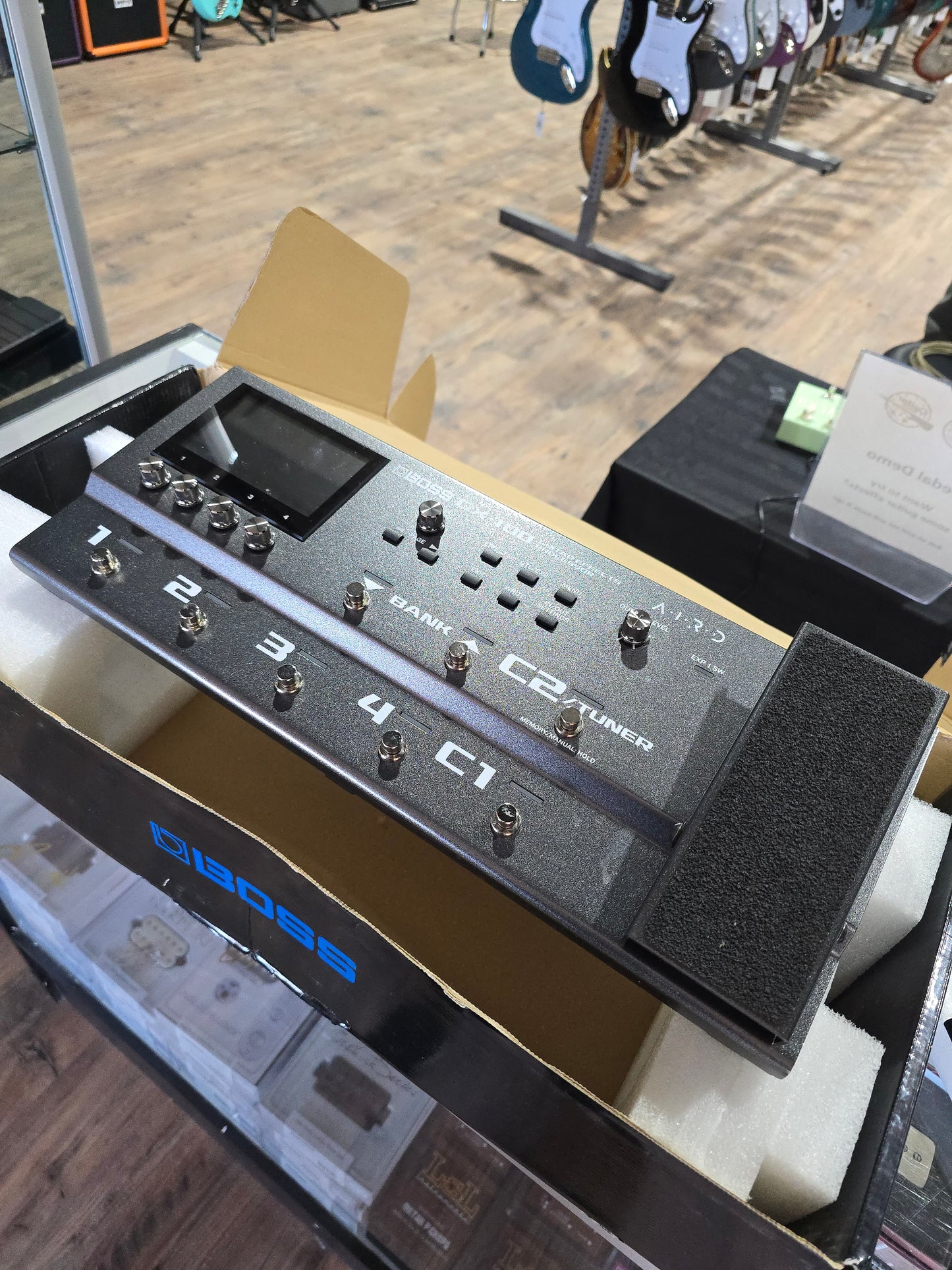 Boss GX 100 Guitar Effects Amp Modeling Processor with Touchscreen Display
