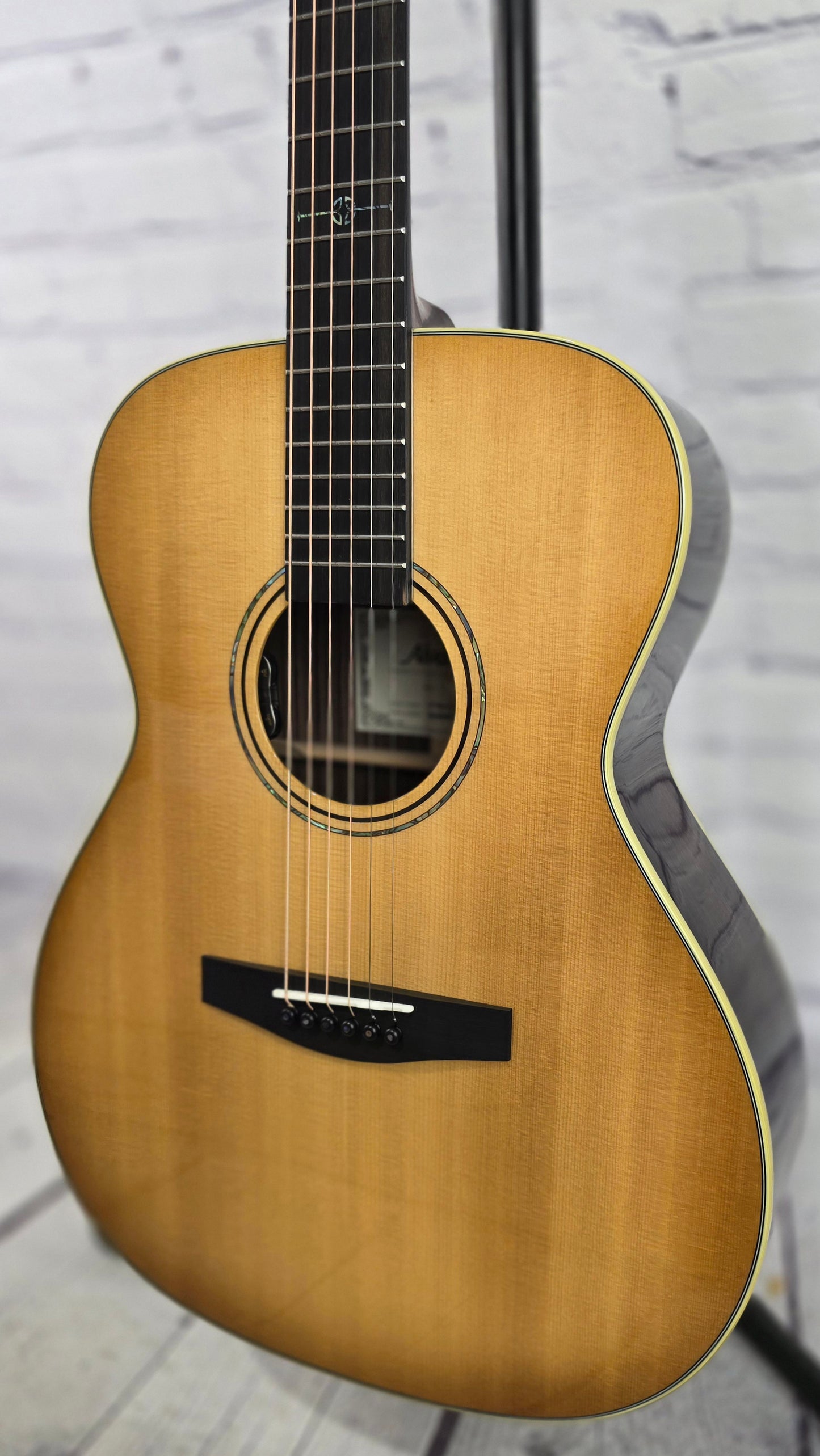 Alvarez Guitars Laureate LF70e OM Acoustic Guitar Gloss Daybreak