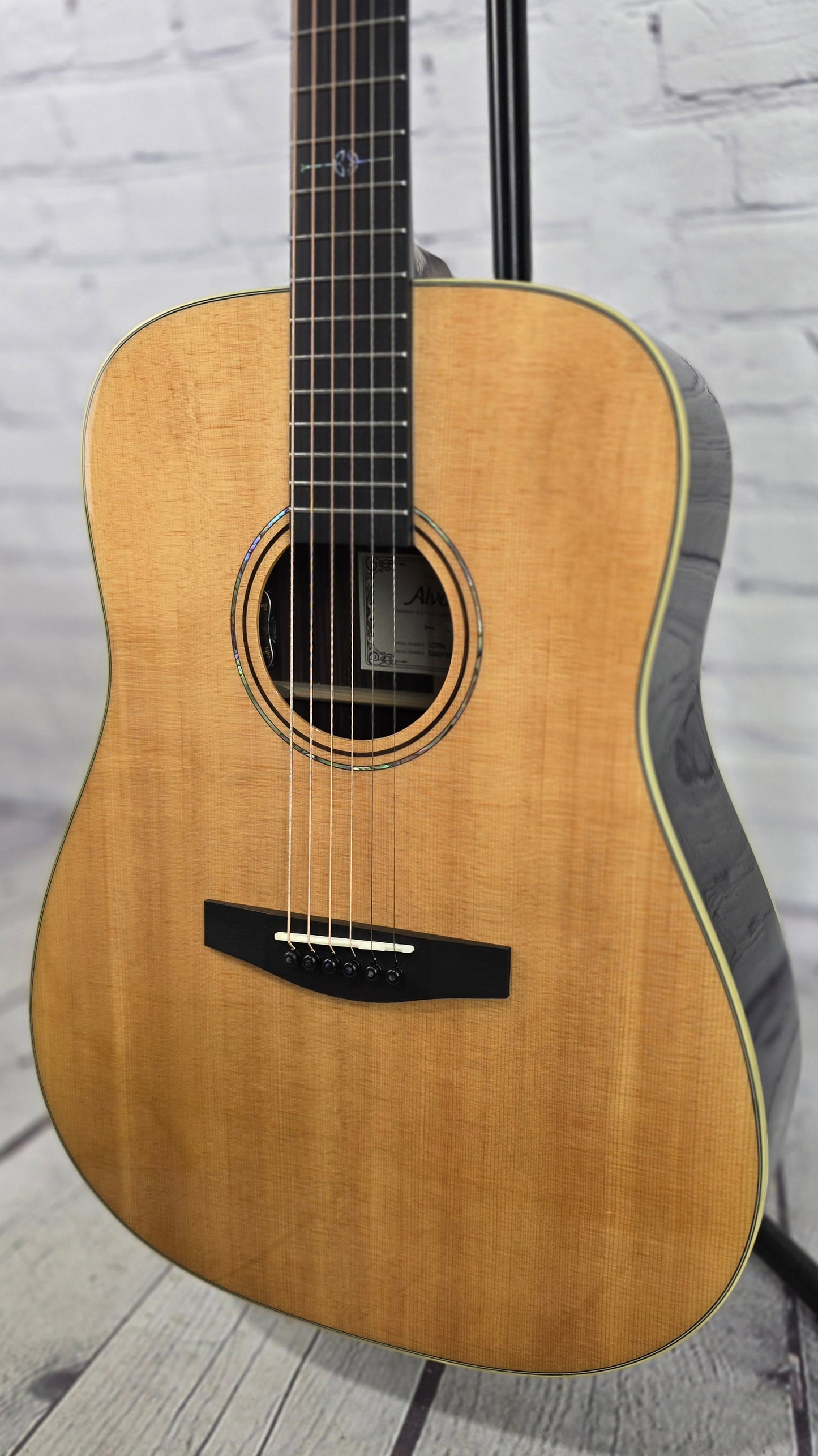 Alvarez Guitars Laureate LD70e Dreadnaught Acoustic Guitar Gloss Natural