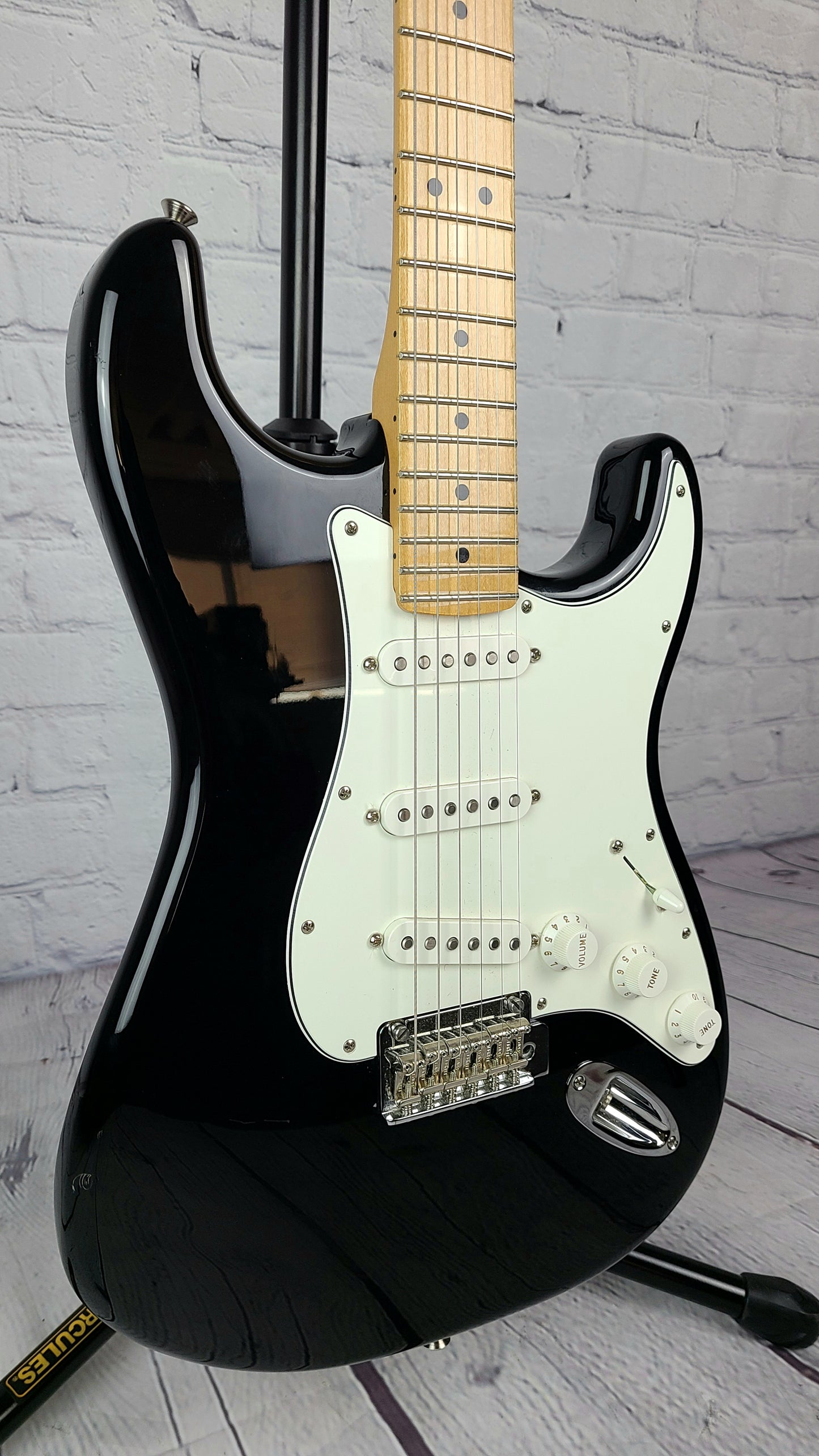 USED Fender Player Stratocaster Black Maple Fretboard c/w Hardshell Case 2018