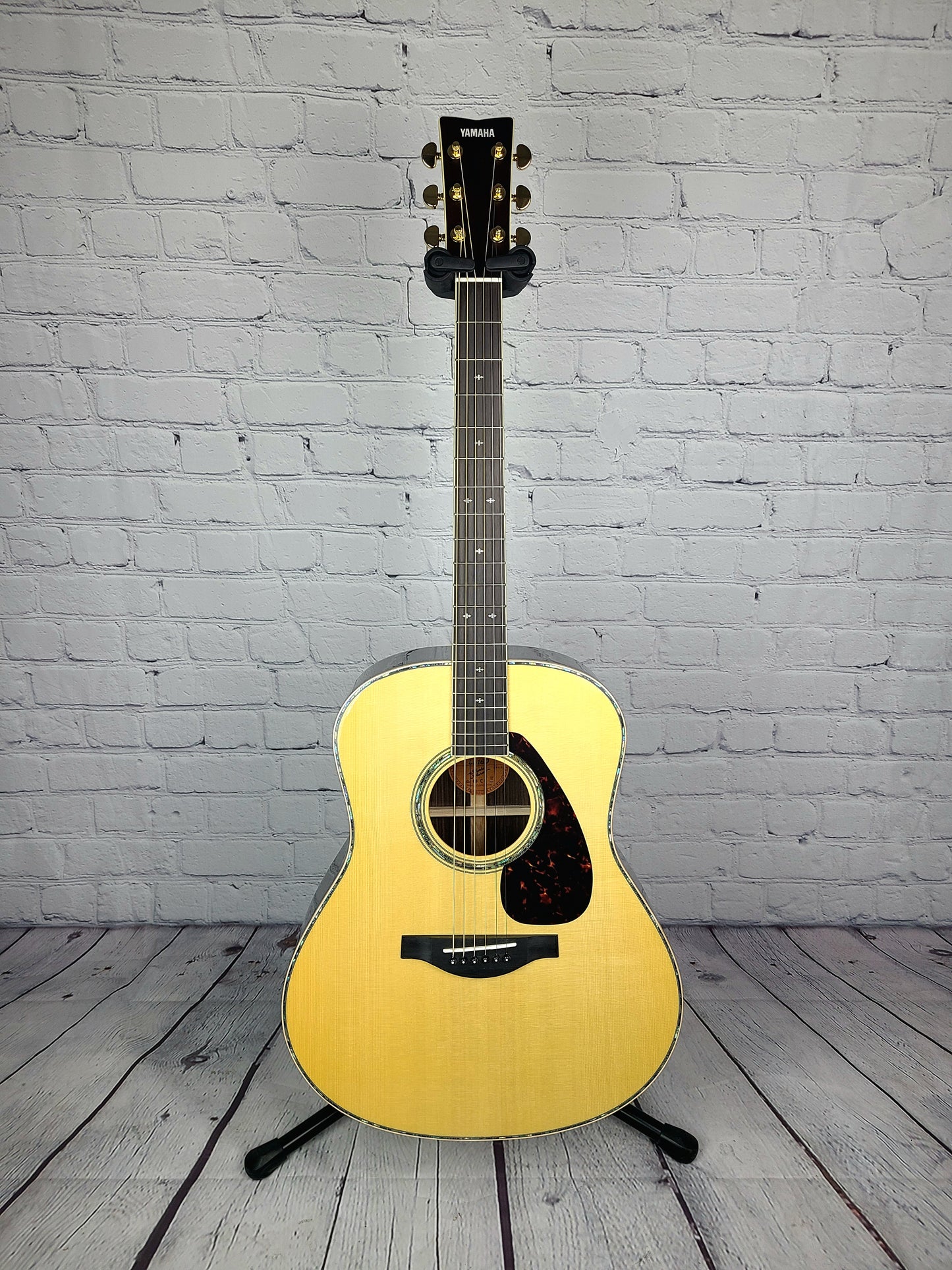 Yamaha LL16D Deluxe Solid Rosewood Electric Acoustic Natural