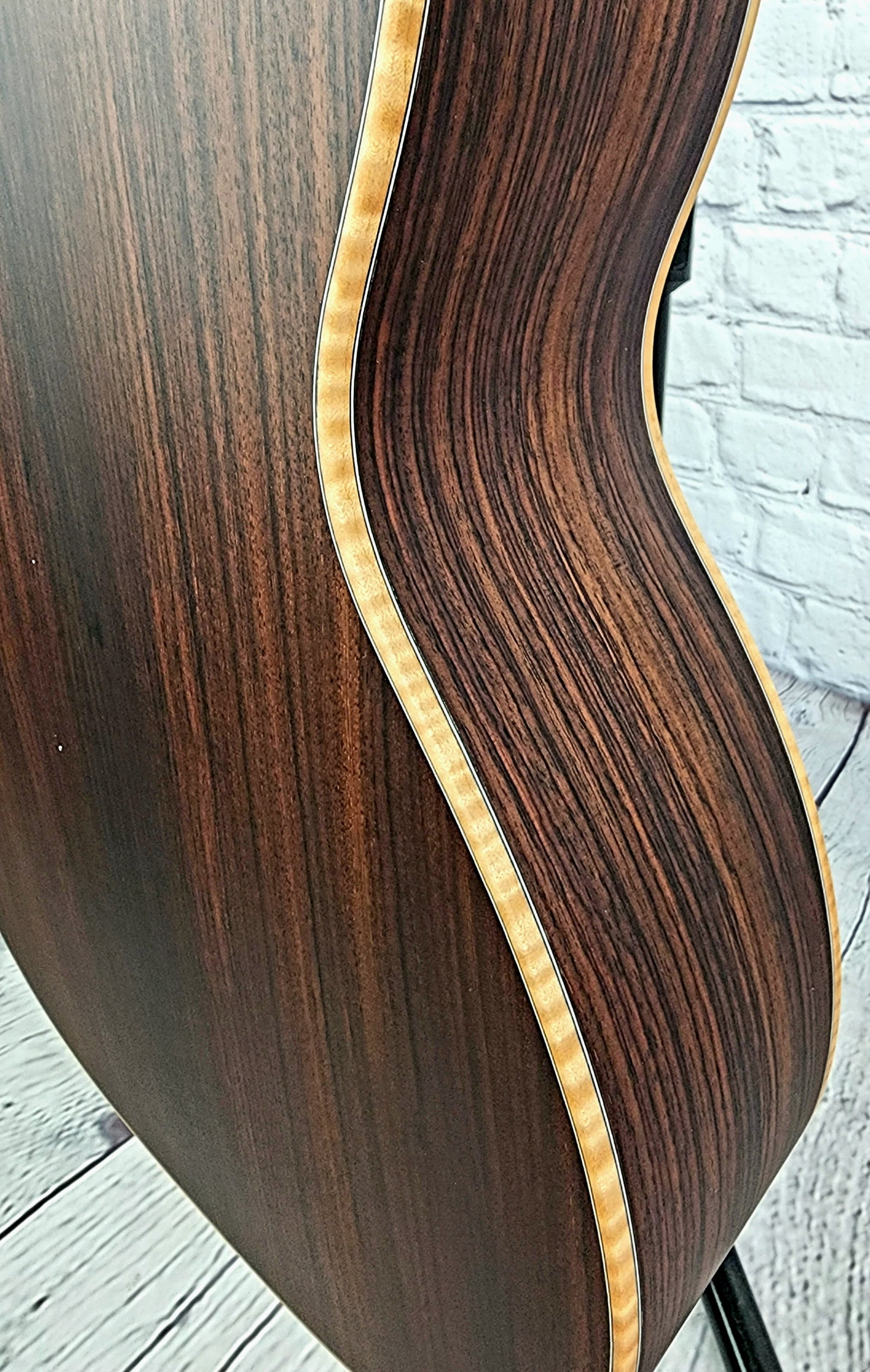 Larrivee P-03R Rosewood Parlor JCL Inlay Moon Spruce Top Pyramid Bridge Acoustic Guitar