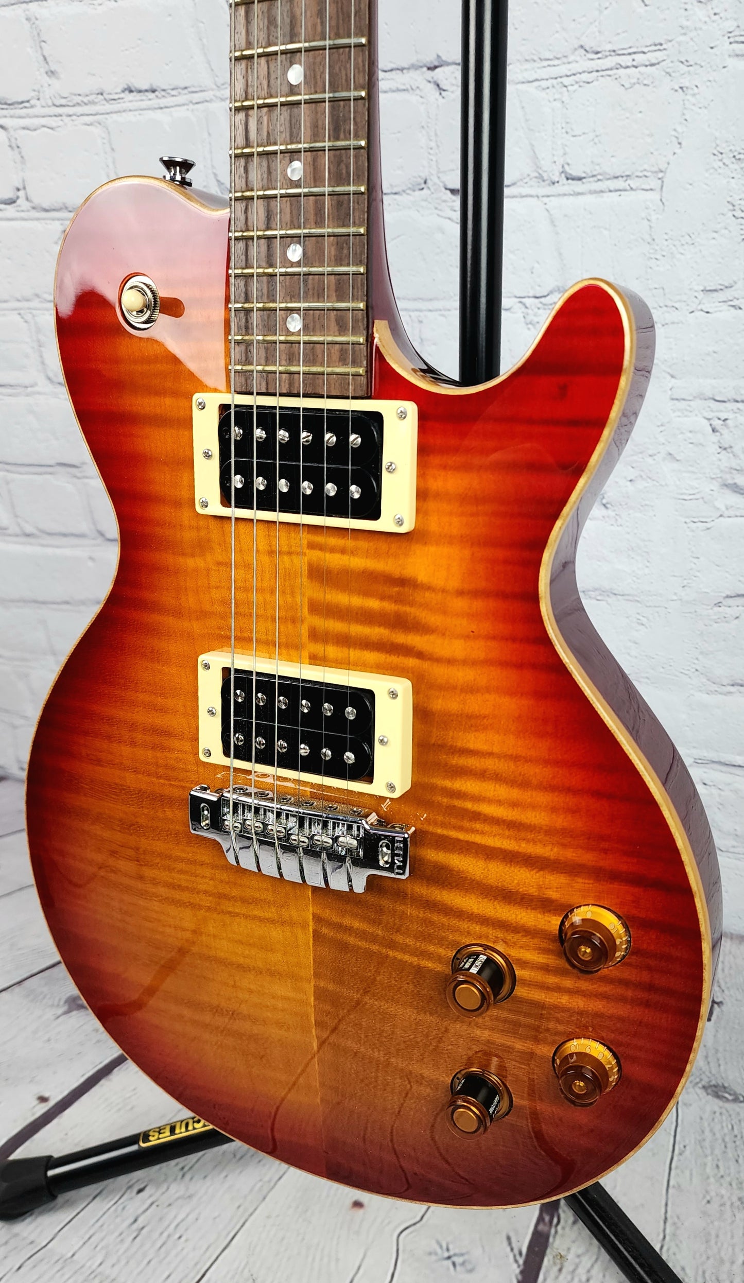 USED Line 6 James Tyler Variax JTV-59 Carved Top Electric Guitar Cherry Sunburst