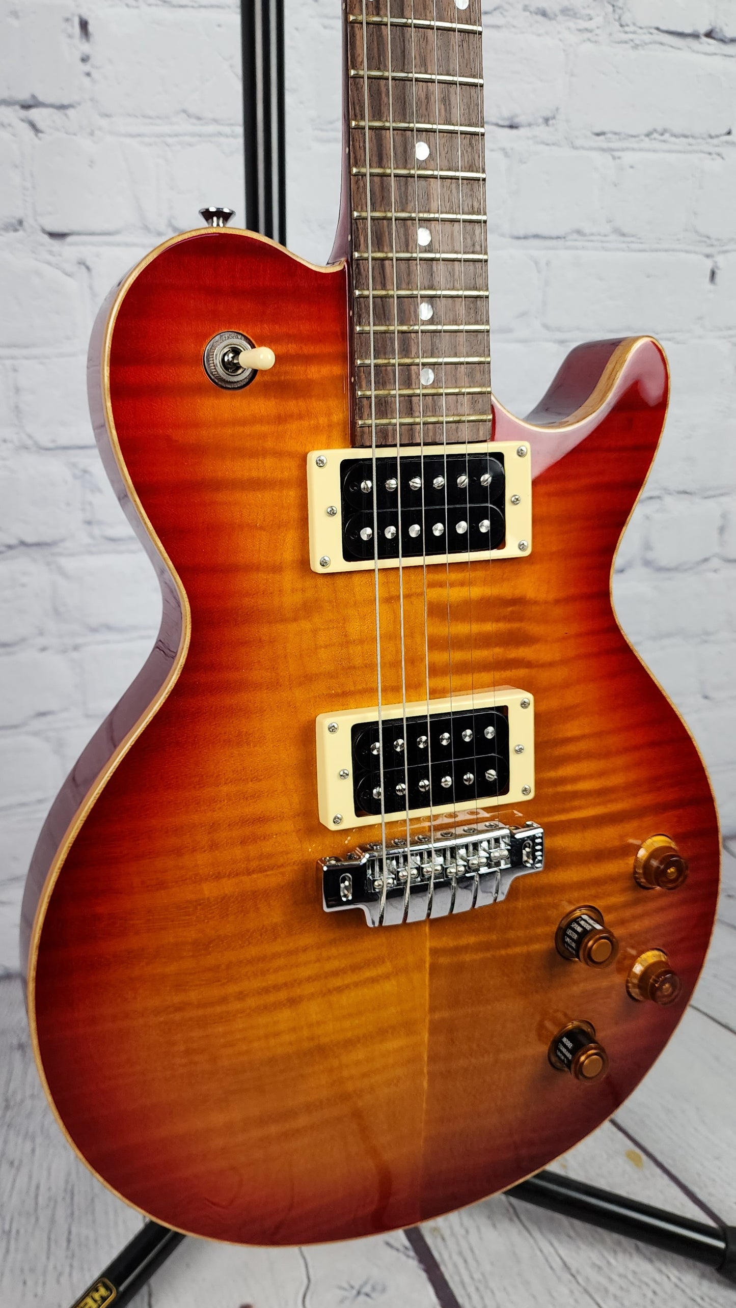 USED Line 6 James Tyler Variax JTV-59 Carved Top Electric Guitar Cherry Sunburst