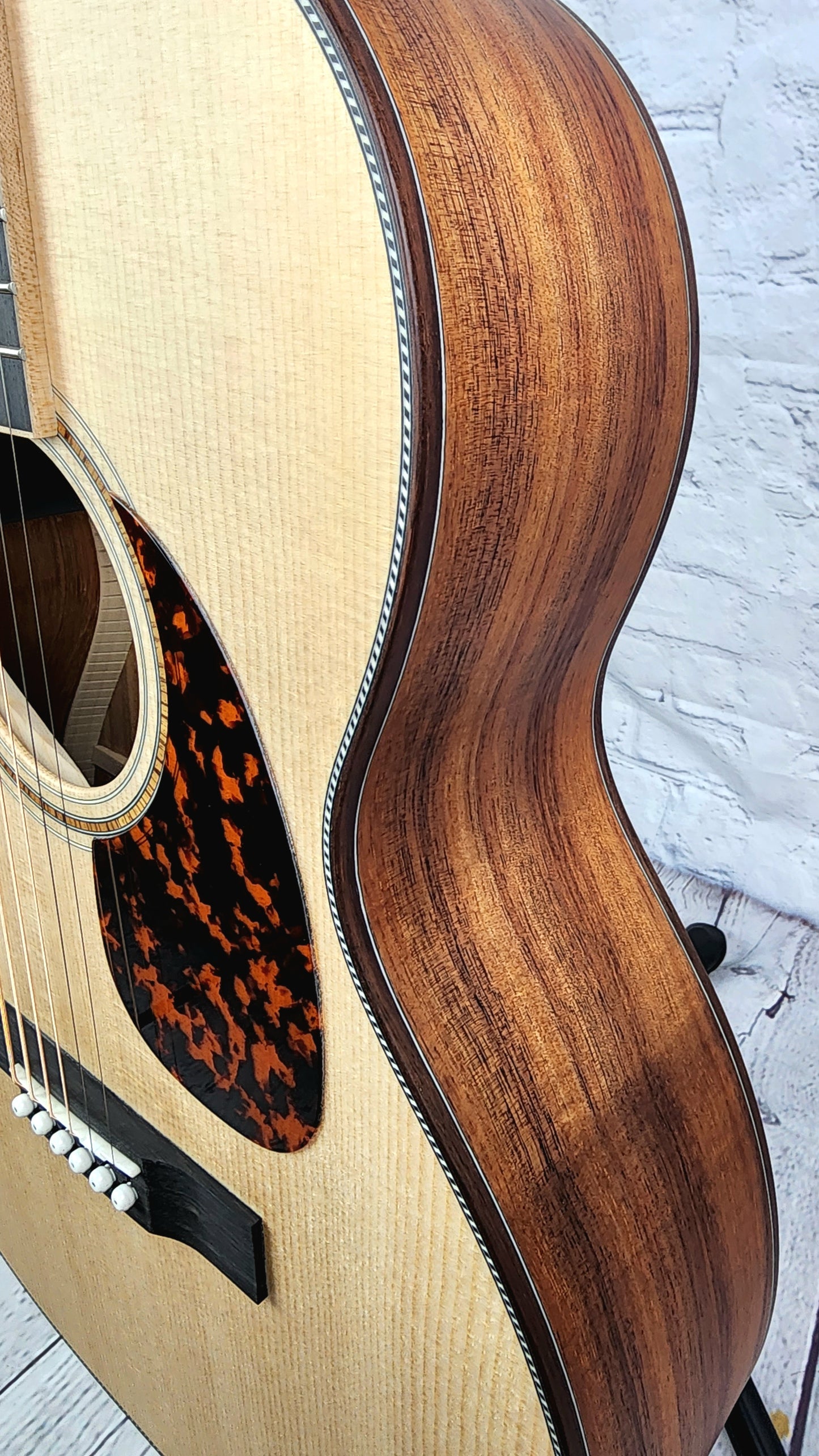 Larrivee 000-40 40-Series Koa Special 6 String Acoustic Guitar