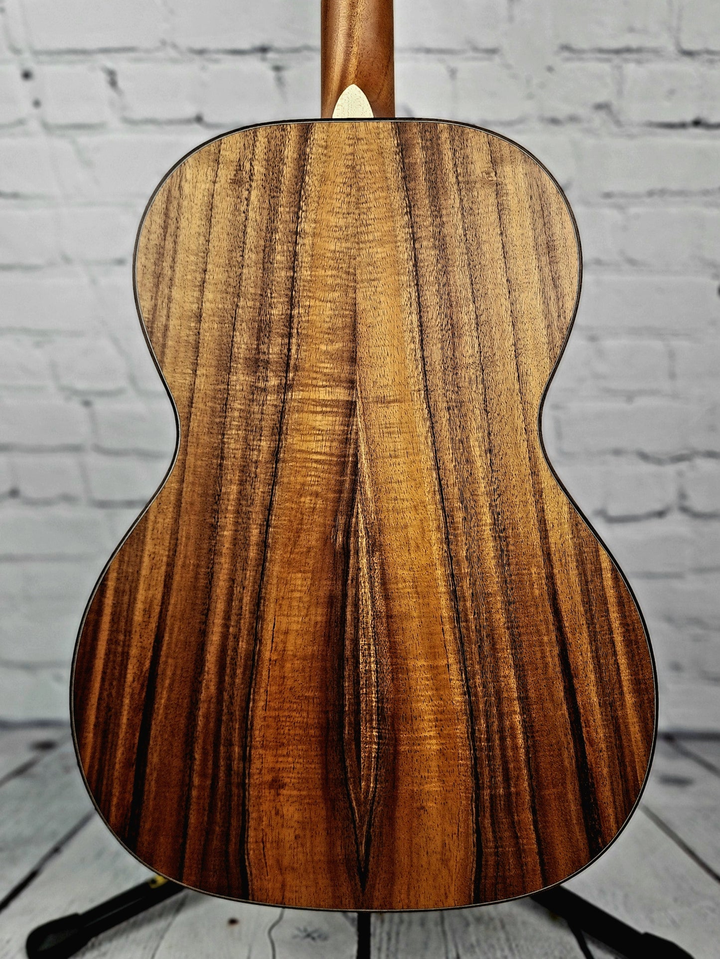 Larrivee 000-40 40-Series Koa Special 6 String Acoustic Guitar