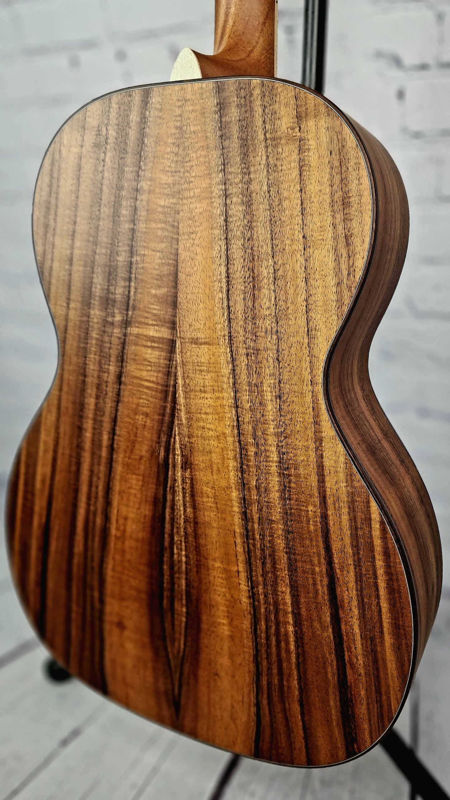 Larrivee 000-40 40-Series Koa Special 6 String Acoustic Guitar