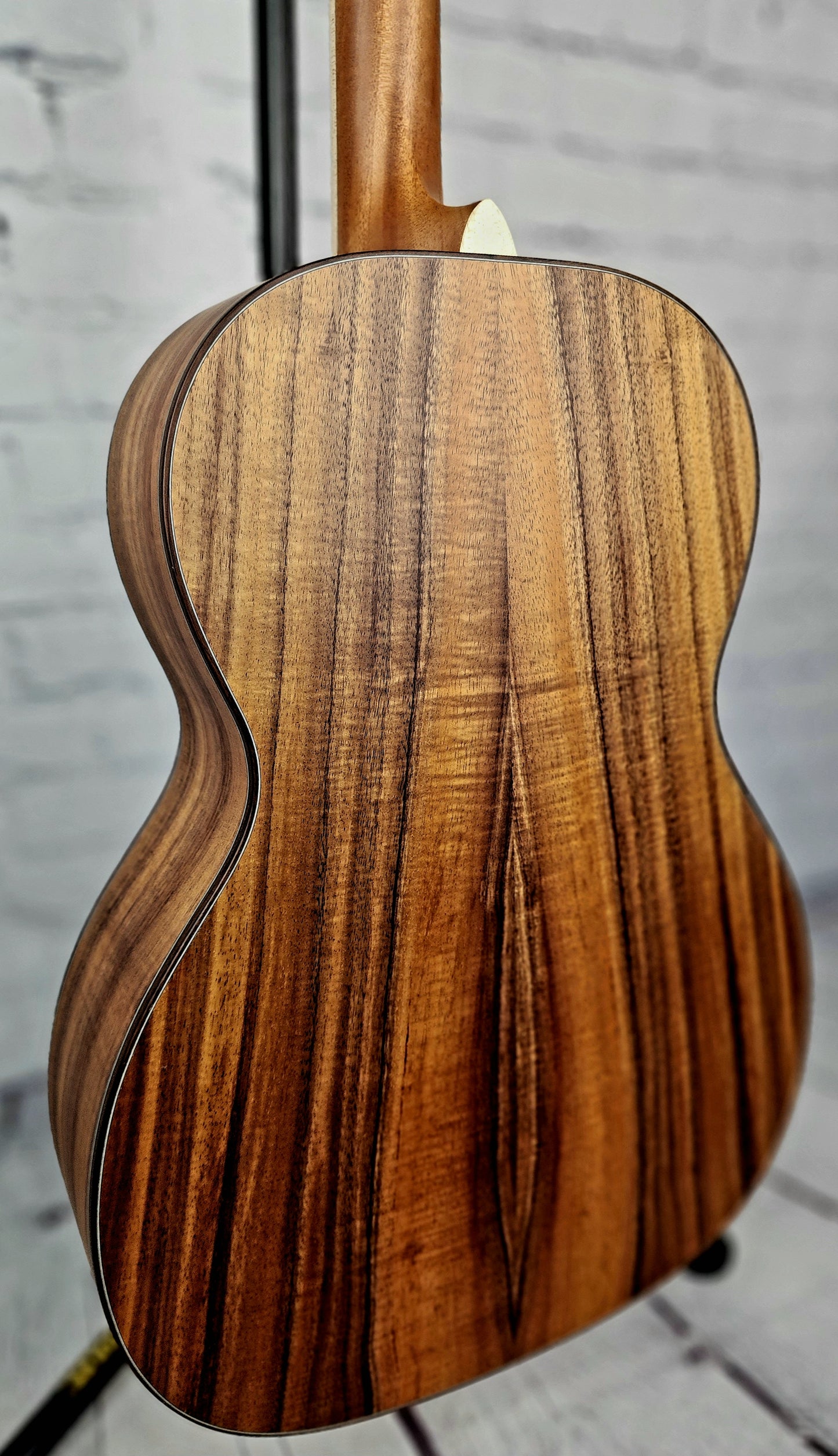 Larrivee 000-40 40-Series Koa Special 6 String Acoustic Guitar