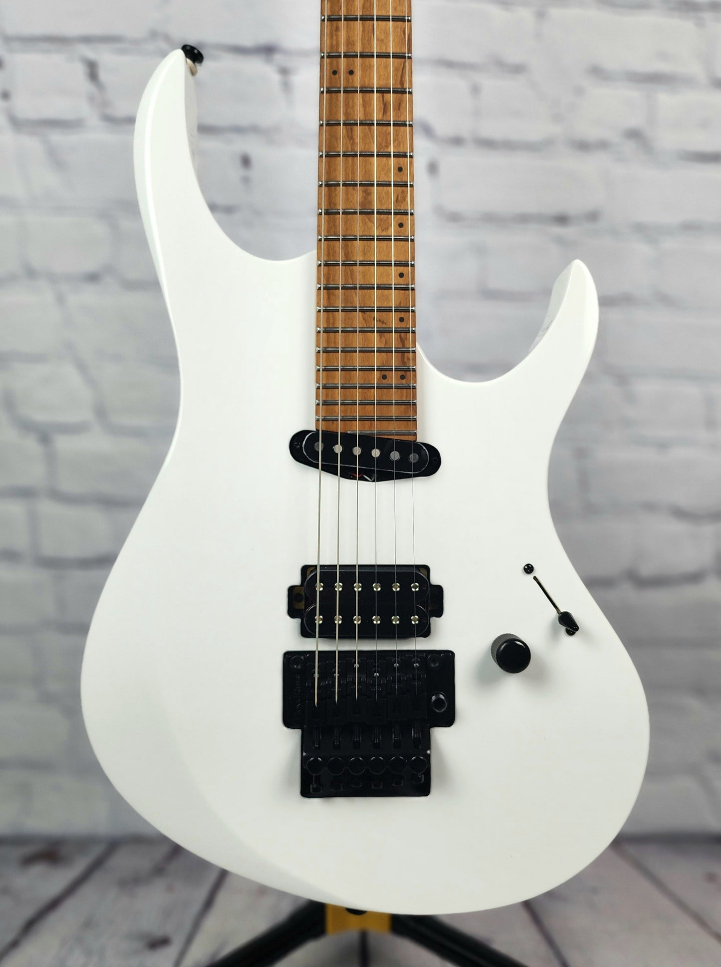 Balaguer Select Diablo Retro 27 6 String Electric Guitar Gloss Solid White Floyd