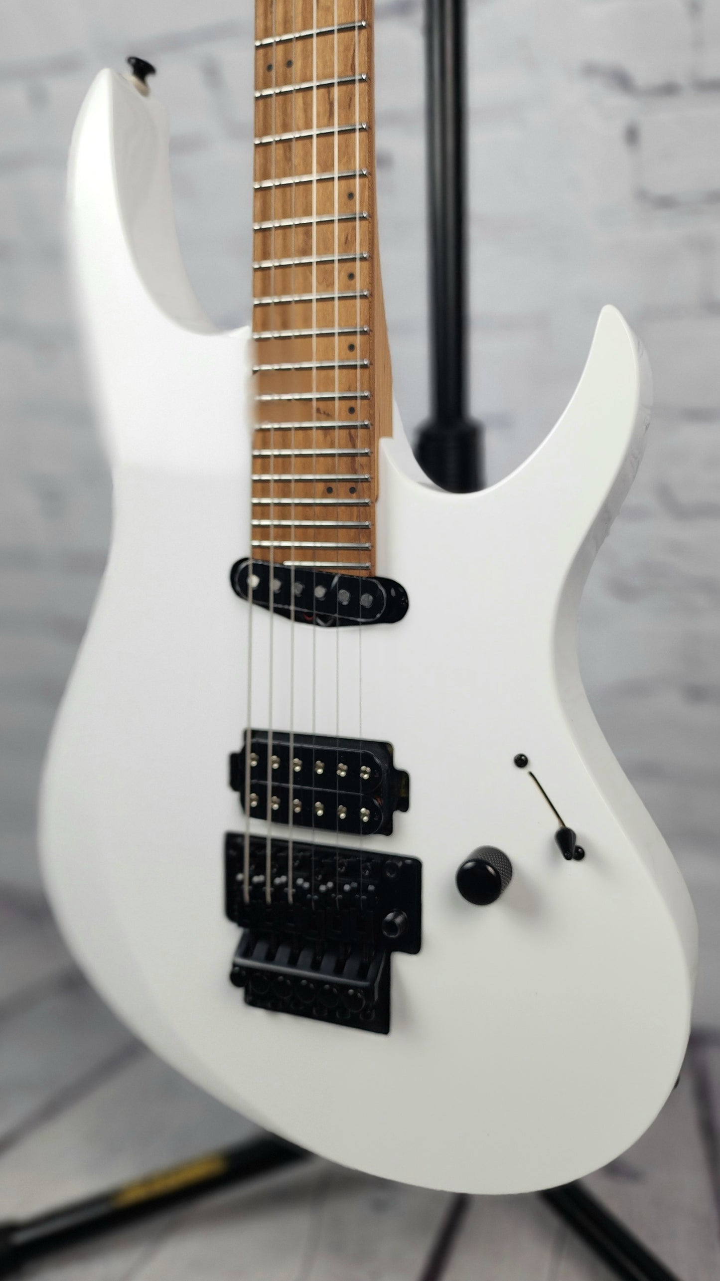 Balaguer Select Diablo Retro 27 6 String Electric Guitar Gloss Solid White Floyd