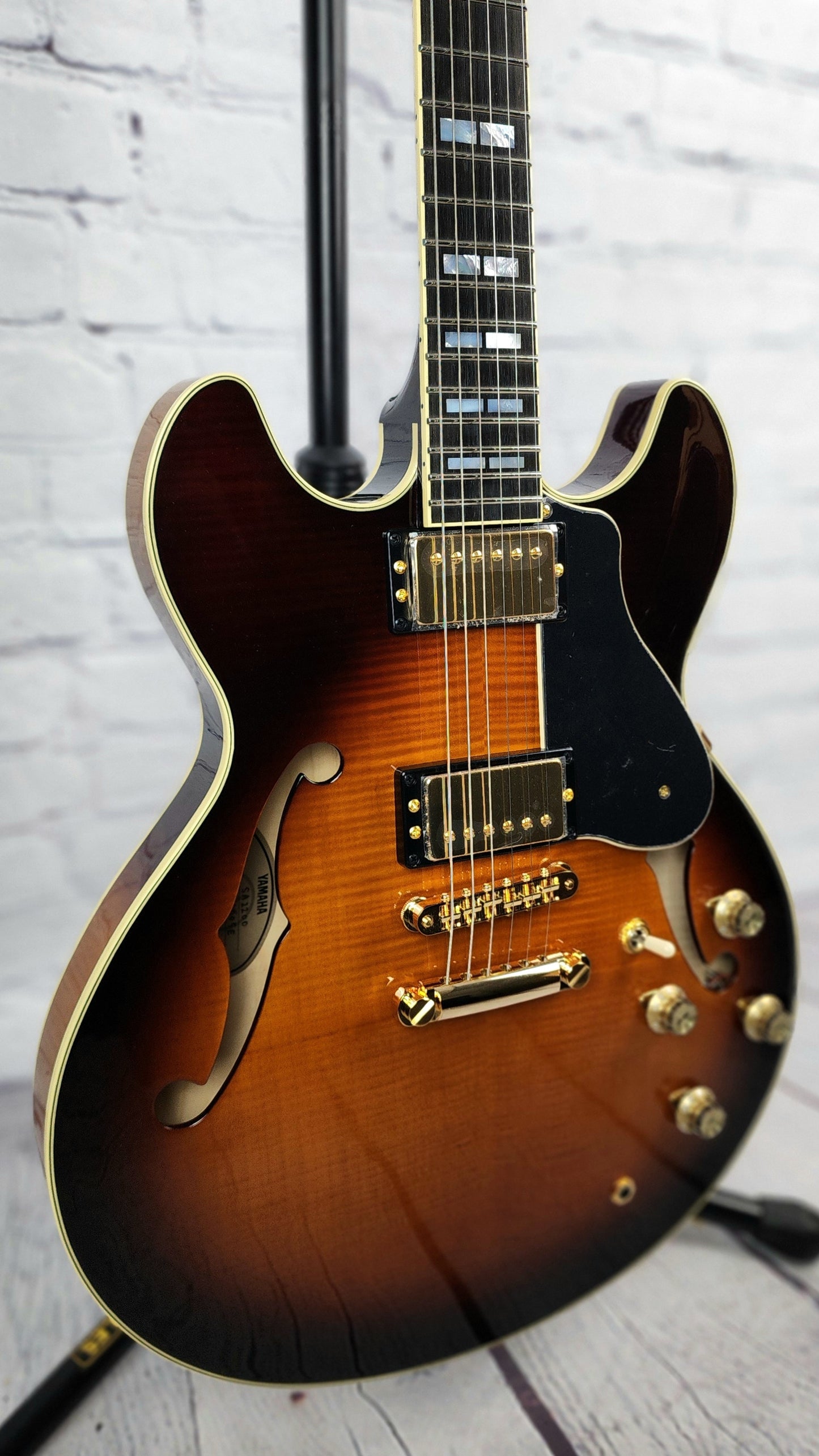 Yamaha SA2200 BS Japan Crafted Semi-Hollow Electric Guitar Brown Sunburst