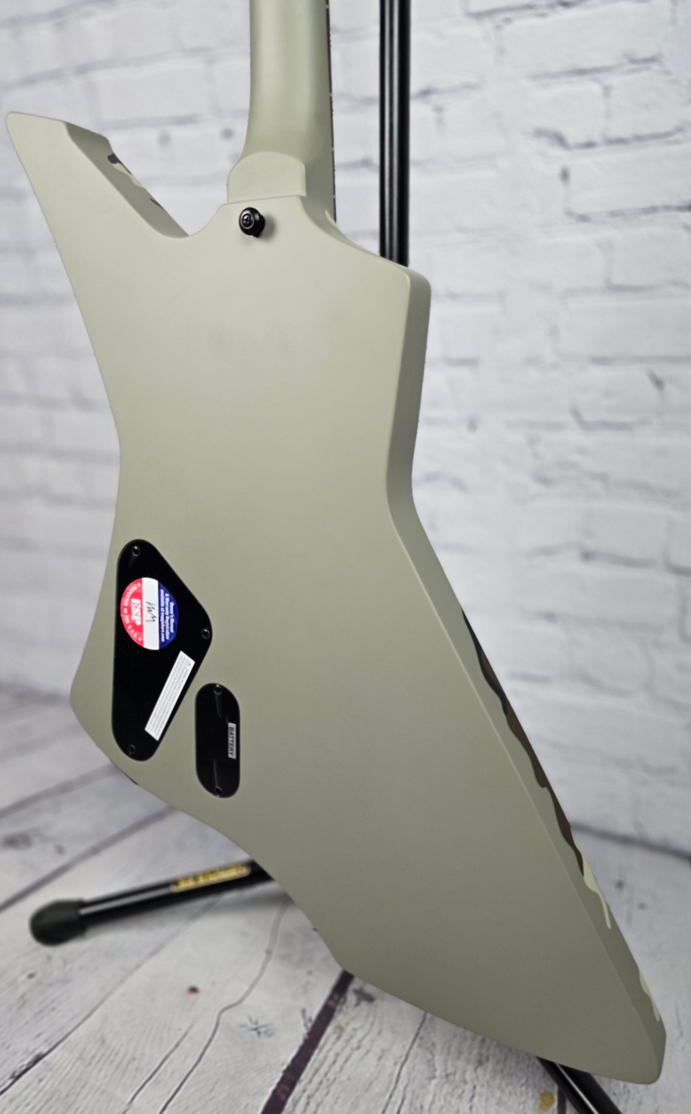 お歳暮･冬ギフト2024｜ギフト・贈り物はセブン Hetfield James LTD ESP Snakebyte Electric String 6 Camo ウィッグ・エクステ