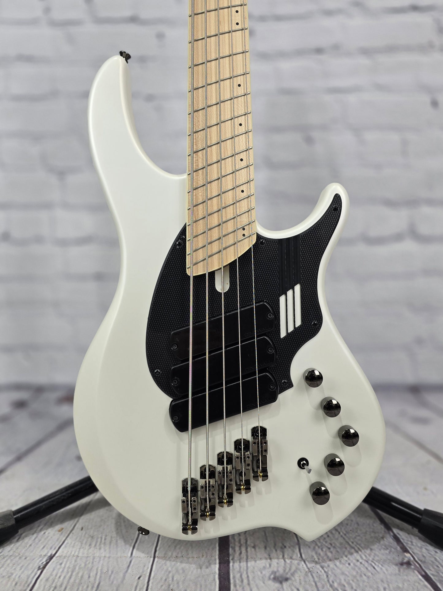 Dingwall NG3 Nolly 5 String Nolly Bass Guitar Ducati White