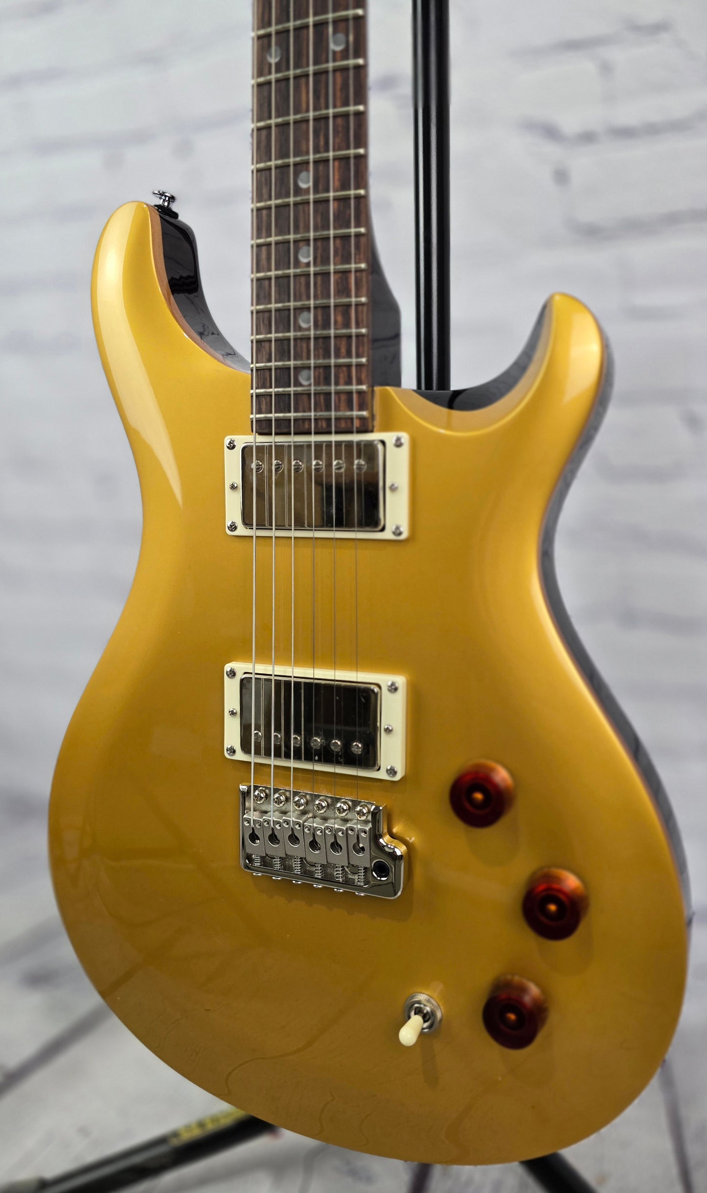 Paul Reed Smith PRS SE DGT 6 String Electric Guitar McCarty Moons Gold Top