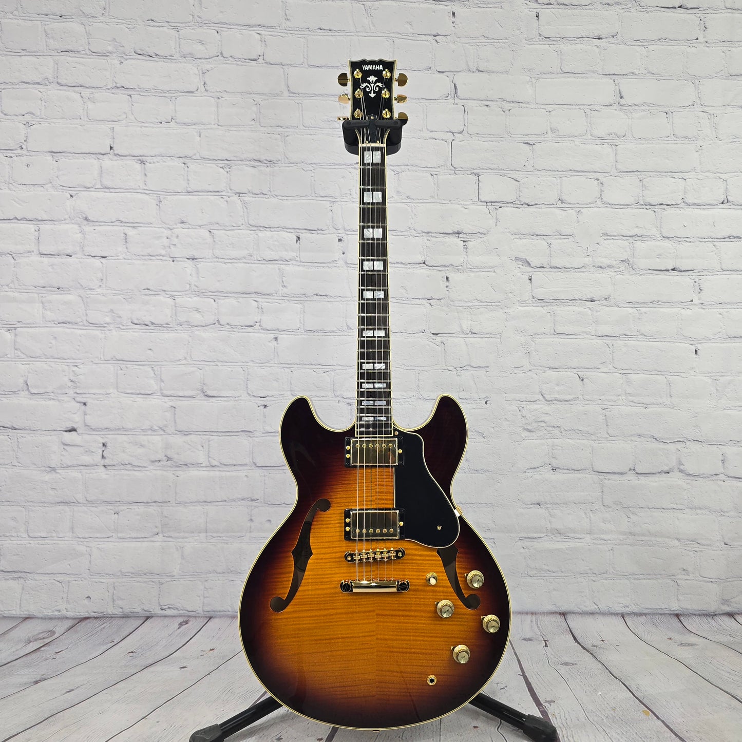 Yamaha Guitars SA2200 VS Japan Crafted Semi-Hollow 6 String Electric Guitar Violin Sunburst