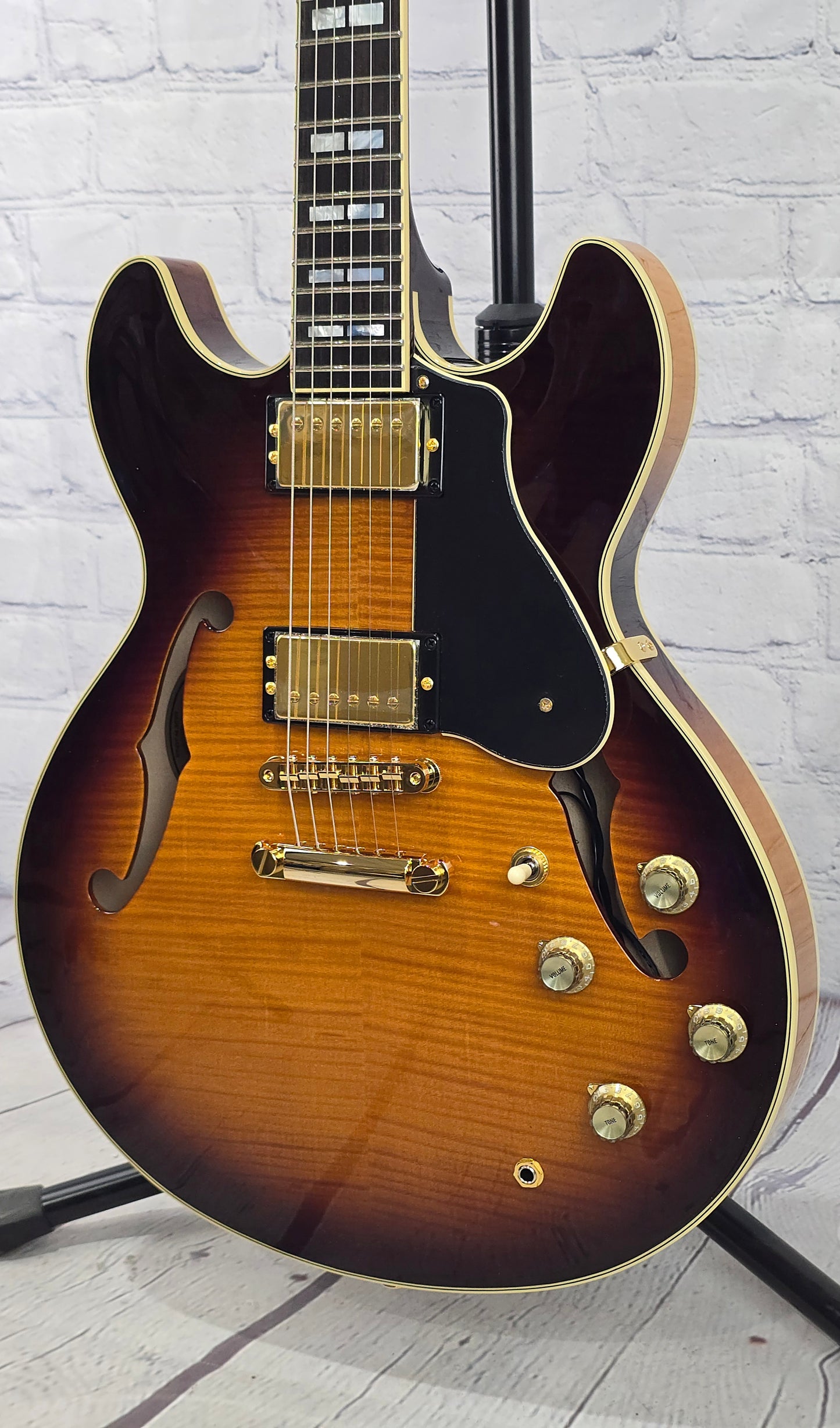 Yamaha Guitars SA2200 VS Japan Crafted Semi-Hollow 6 String Electric Guitar Violin Sunburst