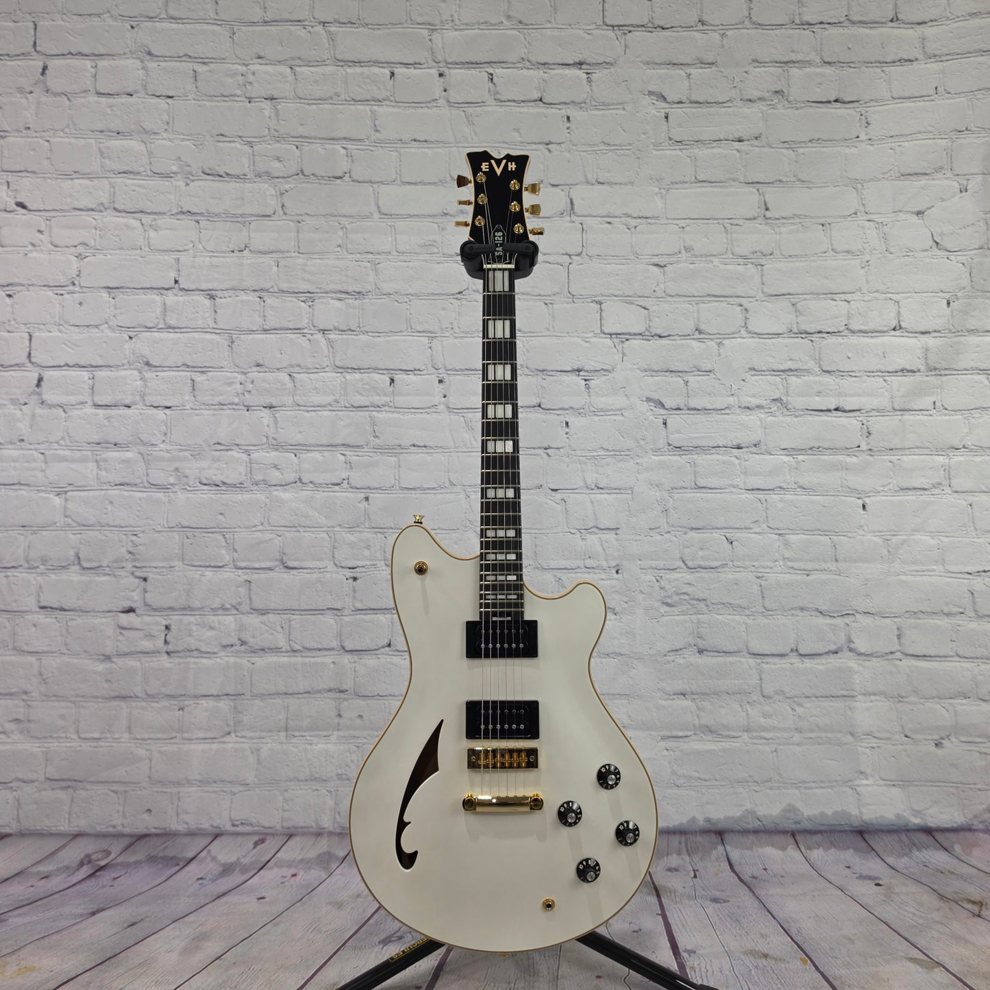 EVH Guitars SA-126 Special 6 String Electric Guitar Platinum Pearl Metallic
