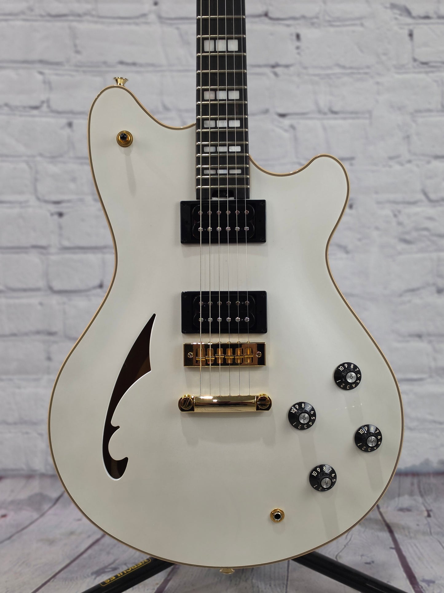 EVH Guitars SA-126 Special 6 String Electric Guitar Platinum Pearl Metallic