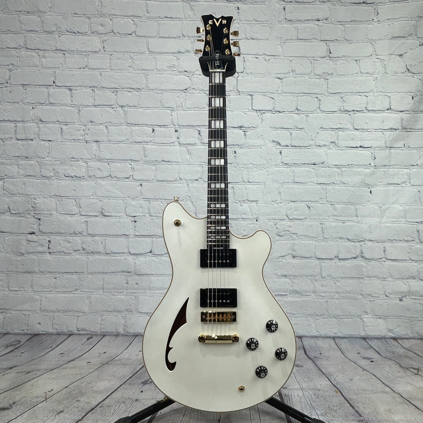 EVH Guitars SA-126 Special 6 String Electric Guitar Platinum Pearl Metallic
