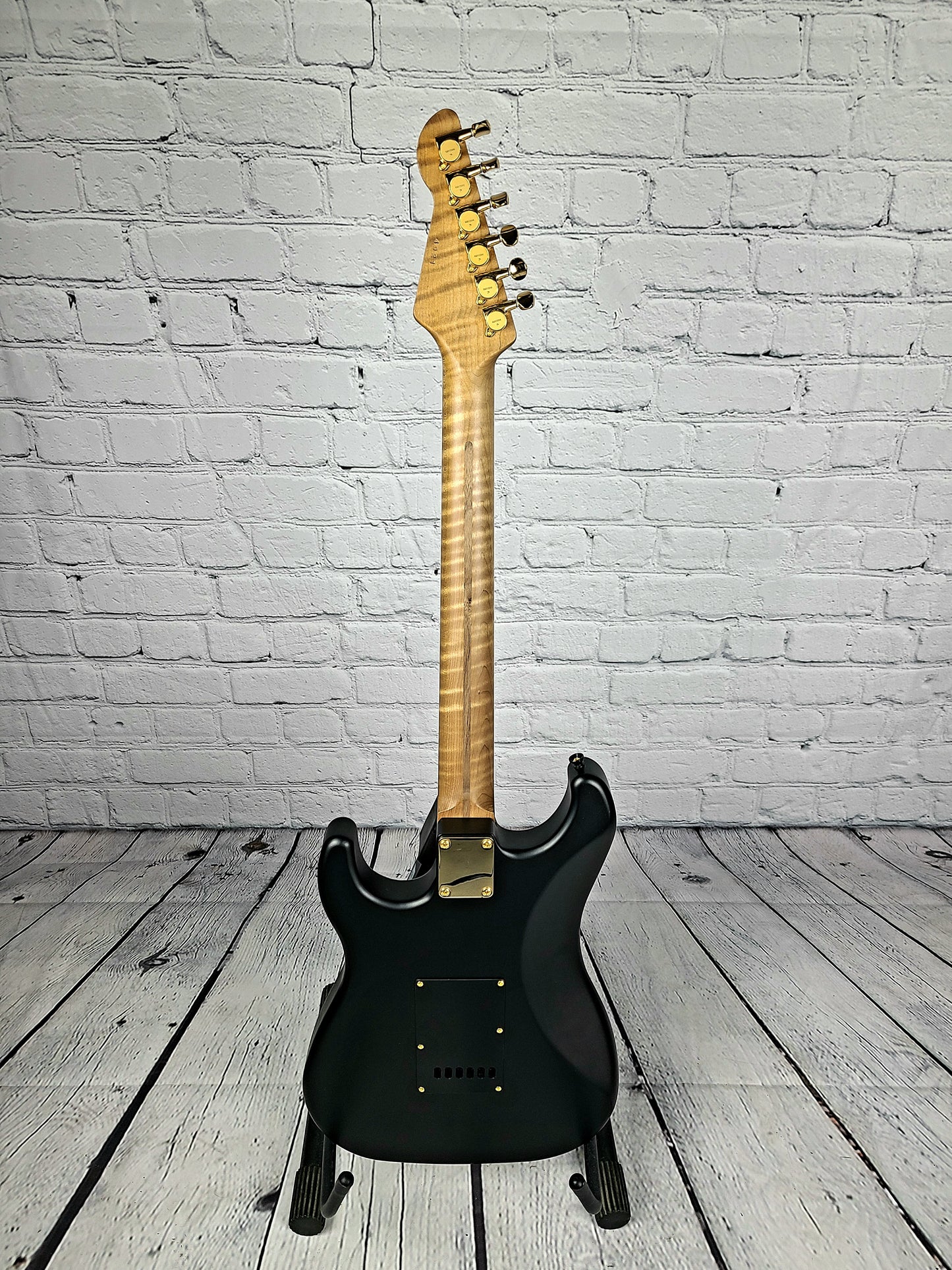 LsL Saticoy One HSS Limited Blackout - Roasted Maple Neck