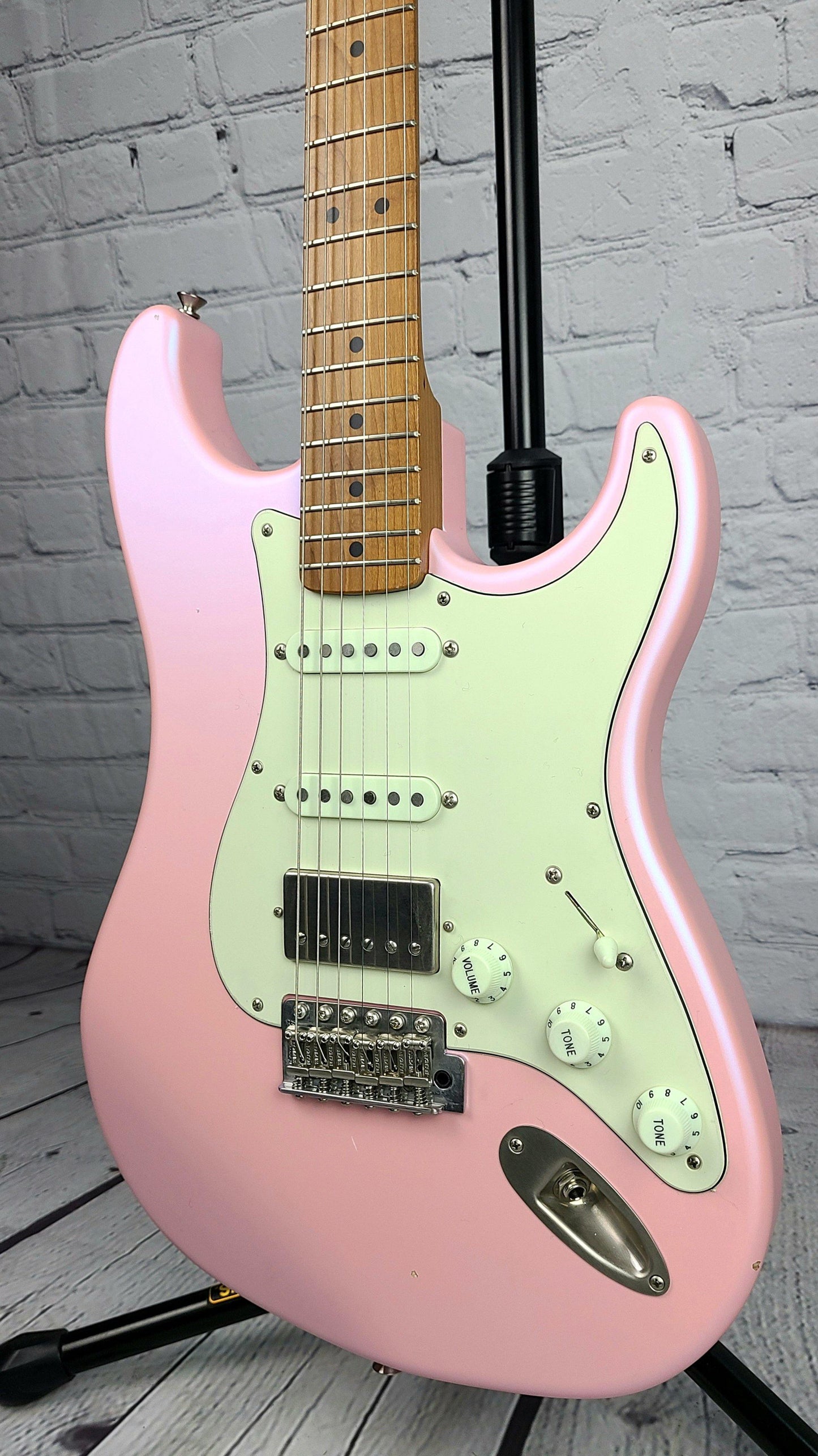 LSL Instruments Saticoy One B HSS Ice Pink Roasted Maple Neck - Guitar Brando