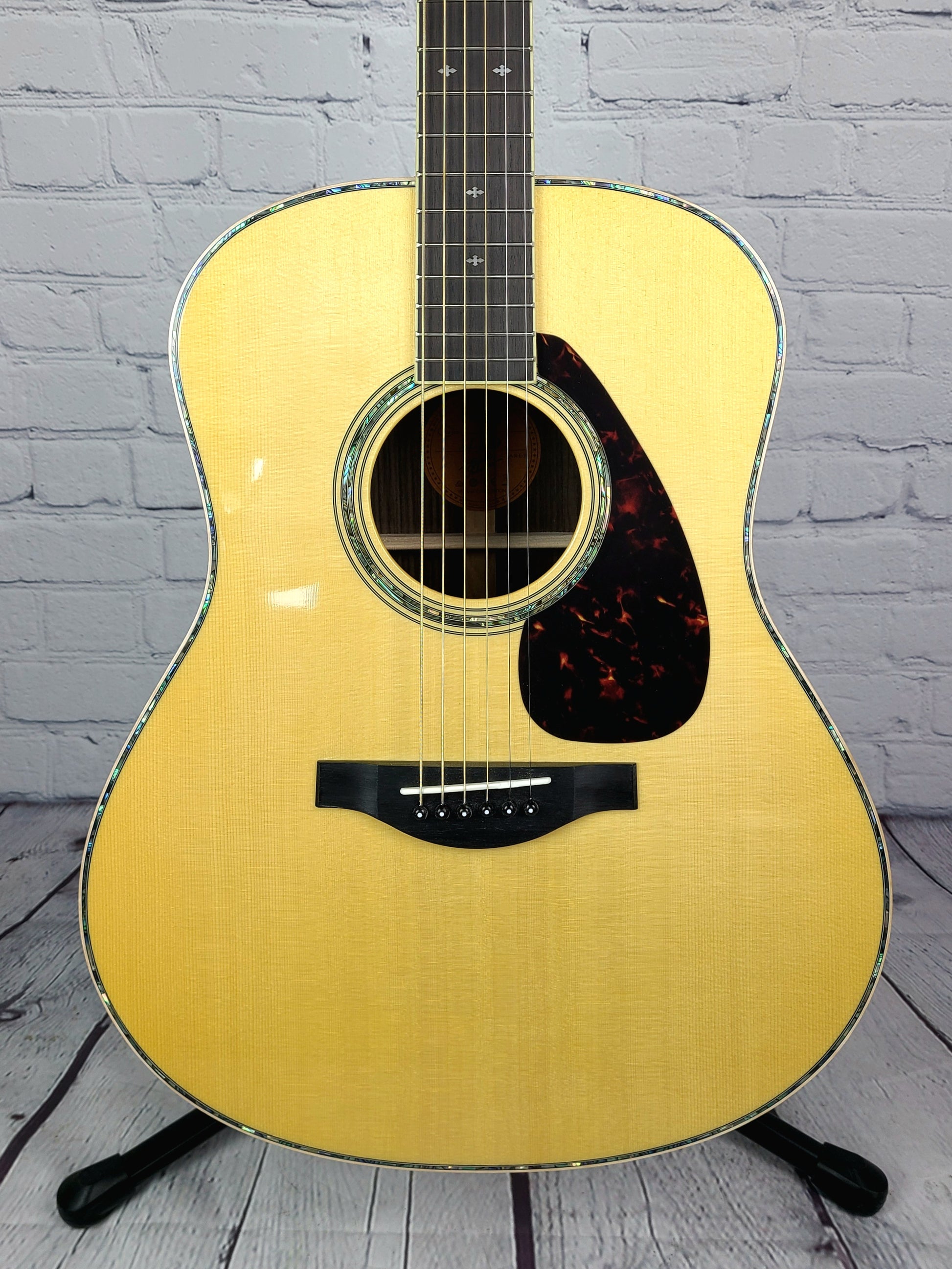 Yamaha LL16D Deluxe Solid Rosewood Electric Acoustic Natural