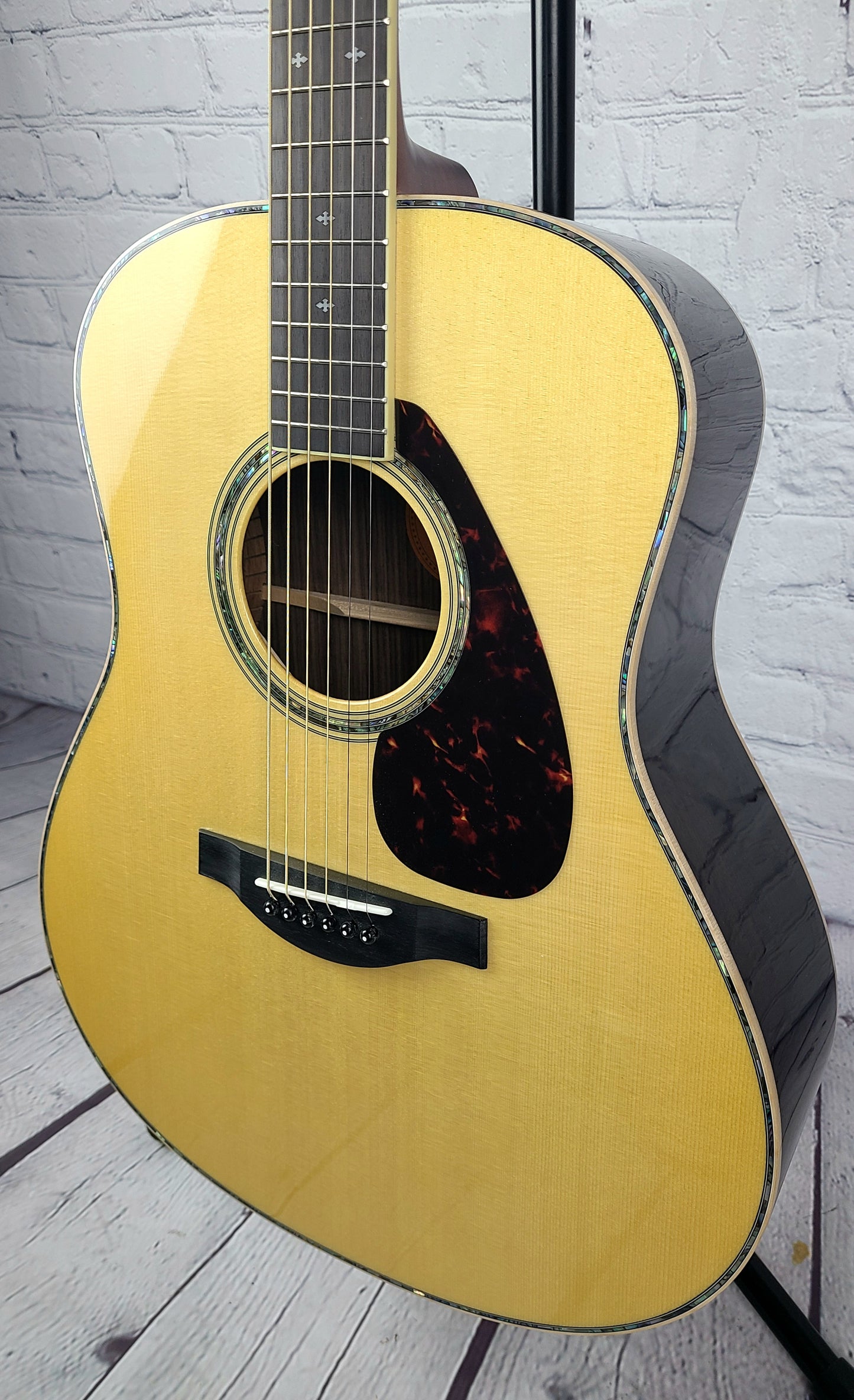Yamaha LL16D Deluxe Solid Rosewood Electric Acoustic Natural