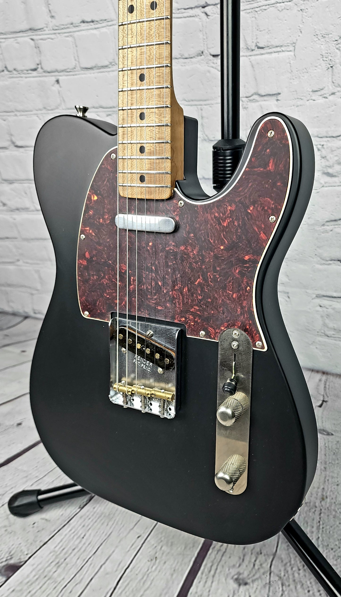 LSL Instruments Tbone One Black Electric Guitar Roasted Maple Neck Tortoise
